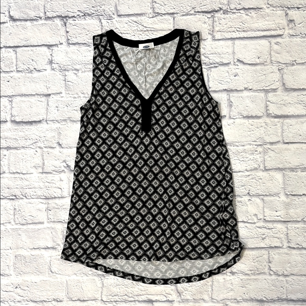 Old Navy Sleeveless Blouse Black and White Geometric Print V Neck Tank Top Small